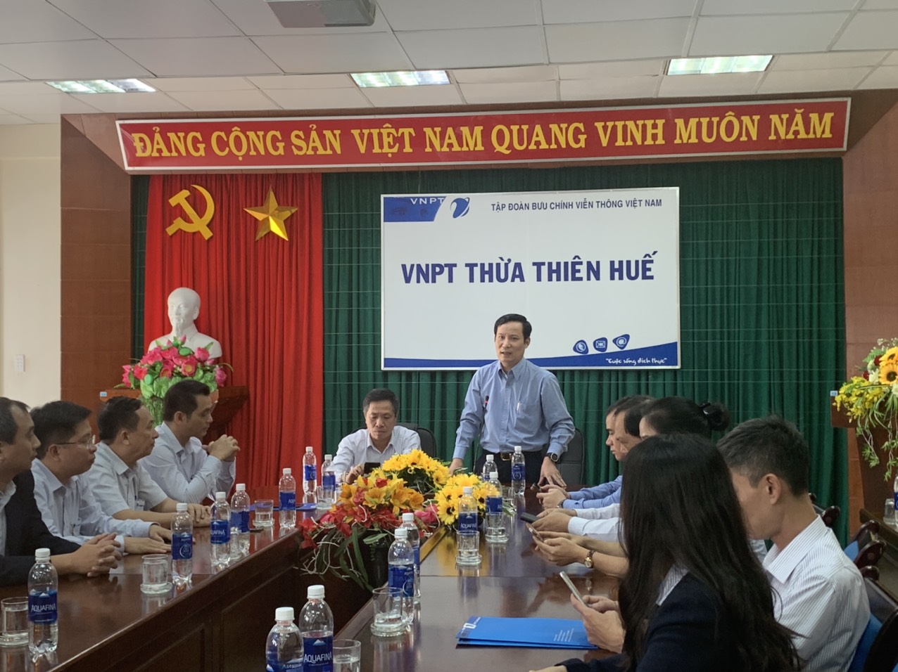 Đến thăm và làm việc với Chi nhánh VNPT Thừa Thiên Huế, đồng chí Phạm Tấn Công, Phó Bí thư Thường trực Đảng ủy Khối chia sẻ, động viên cán bộ, đảng viên và người lao động Chi nhánh thực hiện tốt nhiệm vụ.