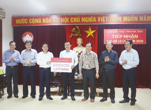 Đồng chí Nguyễn Đức Phong, Phó Bí thư Đảng ủy Khối Doanh nghiệp Trung ương cùng Đoàn công tác trao tiền ủng hộ nhân dân tỉnh Hà Tĩnh khắc phục hậu quả mưa lũ.