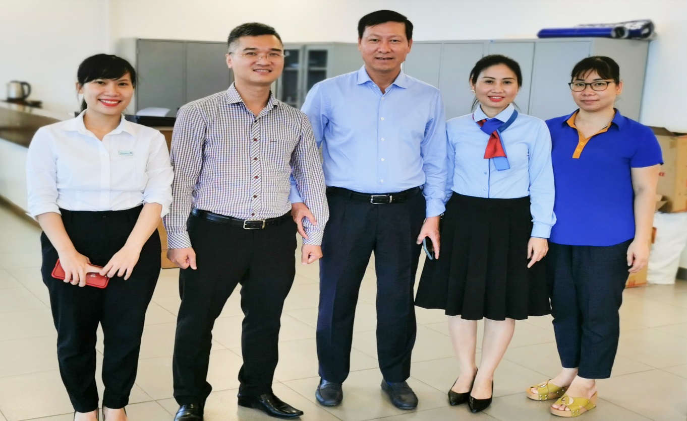 Lãnh đạo VietinBank Uông Bí và lãnh đạo Công ty cổ phần Đầu tư và Thương mại Hải Tân chụp ảnh lưu niệm sau khi kết thúc buổi làm việc.