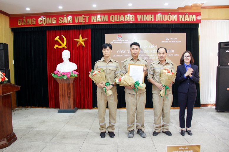 đồng chí Hoàng Thị Minh Thu, Ủy viên Ban Chấp hành Đảng bộ Khối Doanh nghiệp Trung ương, Bí thư Đoàn Khối DNTW  trao Quyết định công nhận công trình thanh niên cấp Đoàn Khối năm 2020.