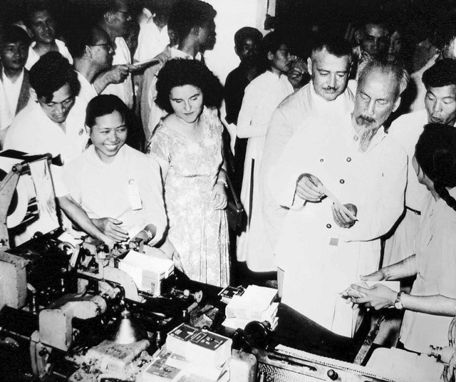 Chủ tịch Hồ Chí Minh cùng ngài H.Gilêsi – Chủ tịch nước Cộng hòa nhân dân Albani và phu nhân thăm nhà máy thuốc lá Thăng Long ngày 17/06/1960.
