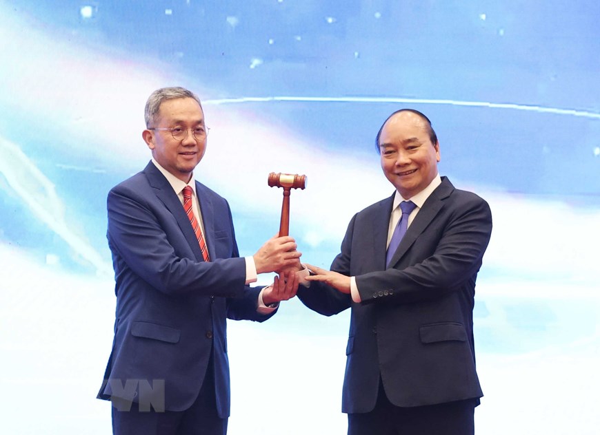 Thủ tướng Nguyễn Xuân Phúc trao chiếc búa gỗ cho Đại sứ Brunei tại Việt Nam - nước giữ vai trò Chủ tịch ASEAN 2021.