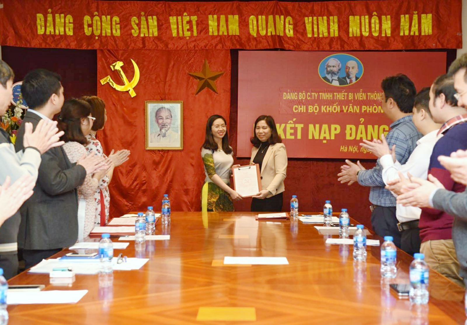 Đồng chí Khúc Thị Thu Nga – Bí thư chi bộ Văn Phòng trao Quyết định kết nạp đảng cho đồng chí Lê Minh Hạnh.