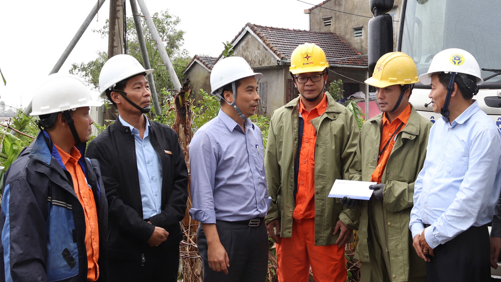 Ông Ngô Sơn Hải – Phó Tổng giám đốc EVN tặng quà động viên CBCNV Công ty Điện lực Thừa Thiên Huế khắc phục hậu quả mưa bão.