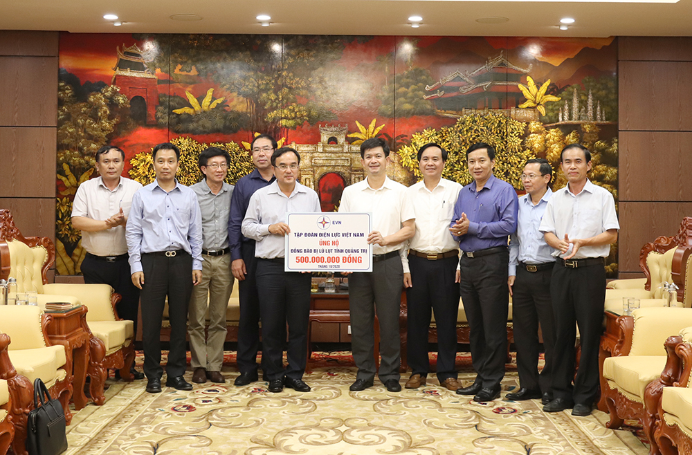 Bí thư Đảng ủy, Chủ tịch HĐTV EVN Dương Quang Thành trao số tiền 500 triệu đồng của EVN ủng hộ tỉnh Quảng Trị, tháng 10/2020