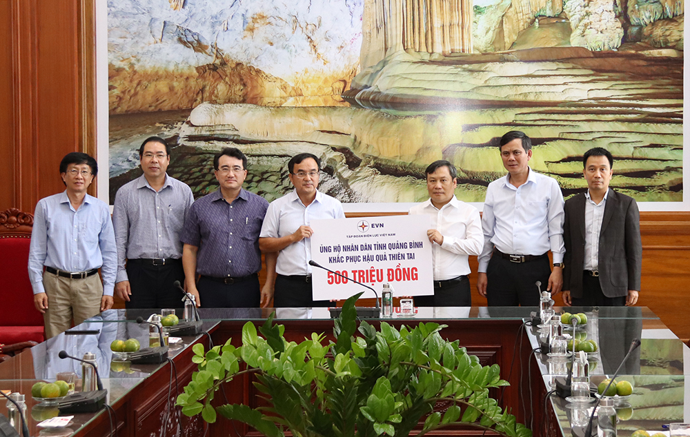 Bí thư Đảng ủy, Chủ tịch HĐTV EVN Dương Quang Thành trao số tiền 500 triệu đồng của EVN ủng hộ tỉnh Quảng Bình, tháng 10/2020.