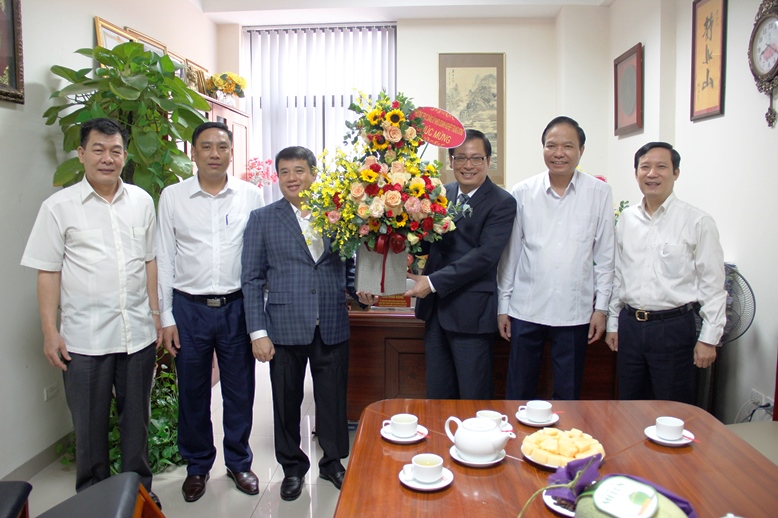 Đồng chí Y Thanh Hà Niê Kđăm - Bí thư Đảng ủy Khối Doanh nghiệp Trung ương tặng hoa chúc mừng.