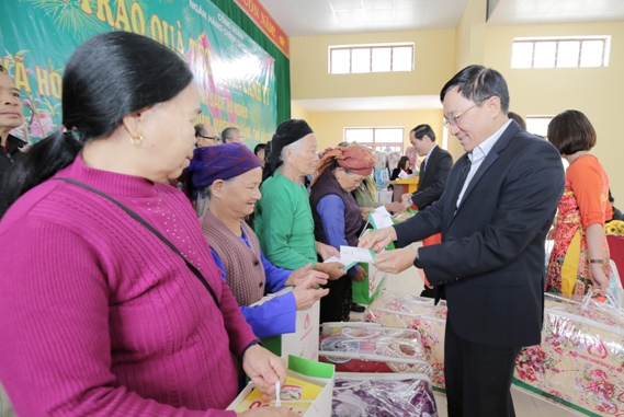 Lãnh đạo Ngân hàng chính sách xã hội Trung ương trao tặng quà Tết cho  các gia đình có hoàn cảnh khó khăn nhân dịp Tết Canh Tý.
