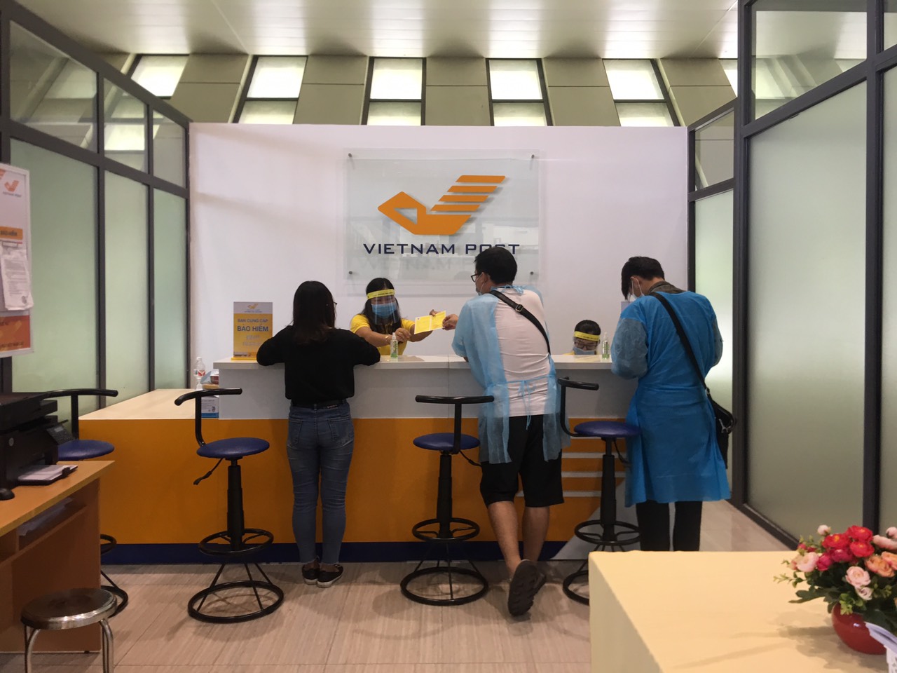 Bưu cục cửa khẩu Hữu Nghị - Bưu điện tỉnh Lạng Sơn đảm bảo các điều kiện phục vụ khách hàng trong dich Covid 19.