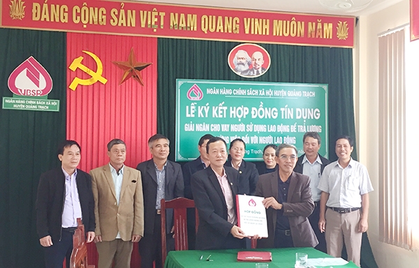 NHCSXH tỉnh Quảng Bình ký hợp đồng giải ngân theo Quyết định 32.