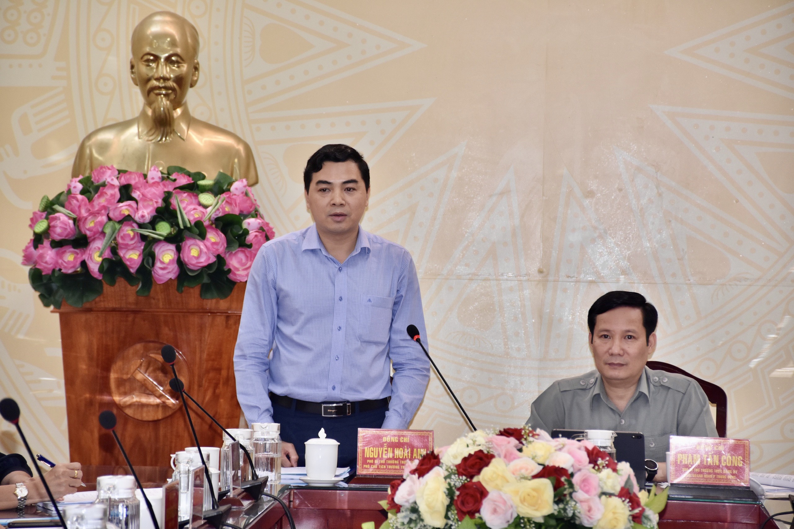 Đồng chí Nguyễn Hoài Anh - Phó Bí thư Thường trực Tỉnh ủy Bình Thuận báo cáo với Đoàn công tác về kết quả thực hiện Cuộc vận động tại địa phương.