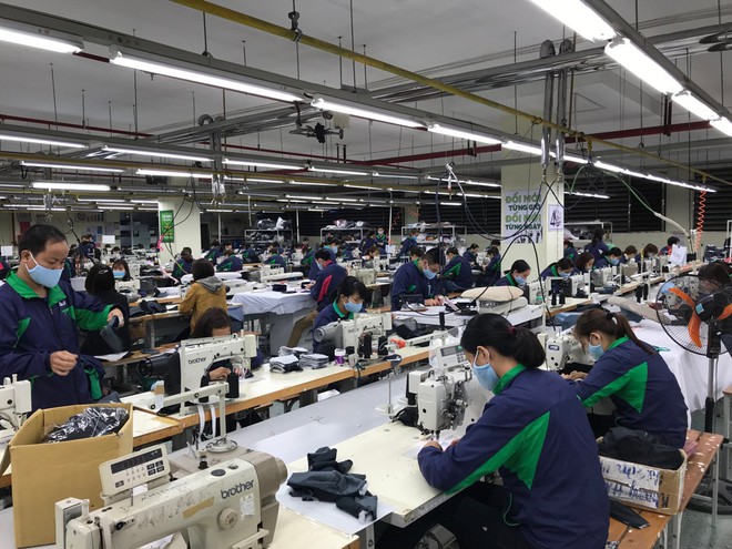 Thay đổi cơ cấu sản phẩm (khẩu trang, đồ bảo hộ lao động) giúp các DN Việt Nam vượt qua khó khăn. 