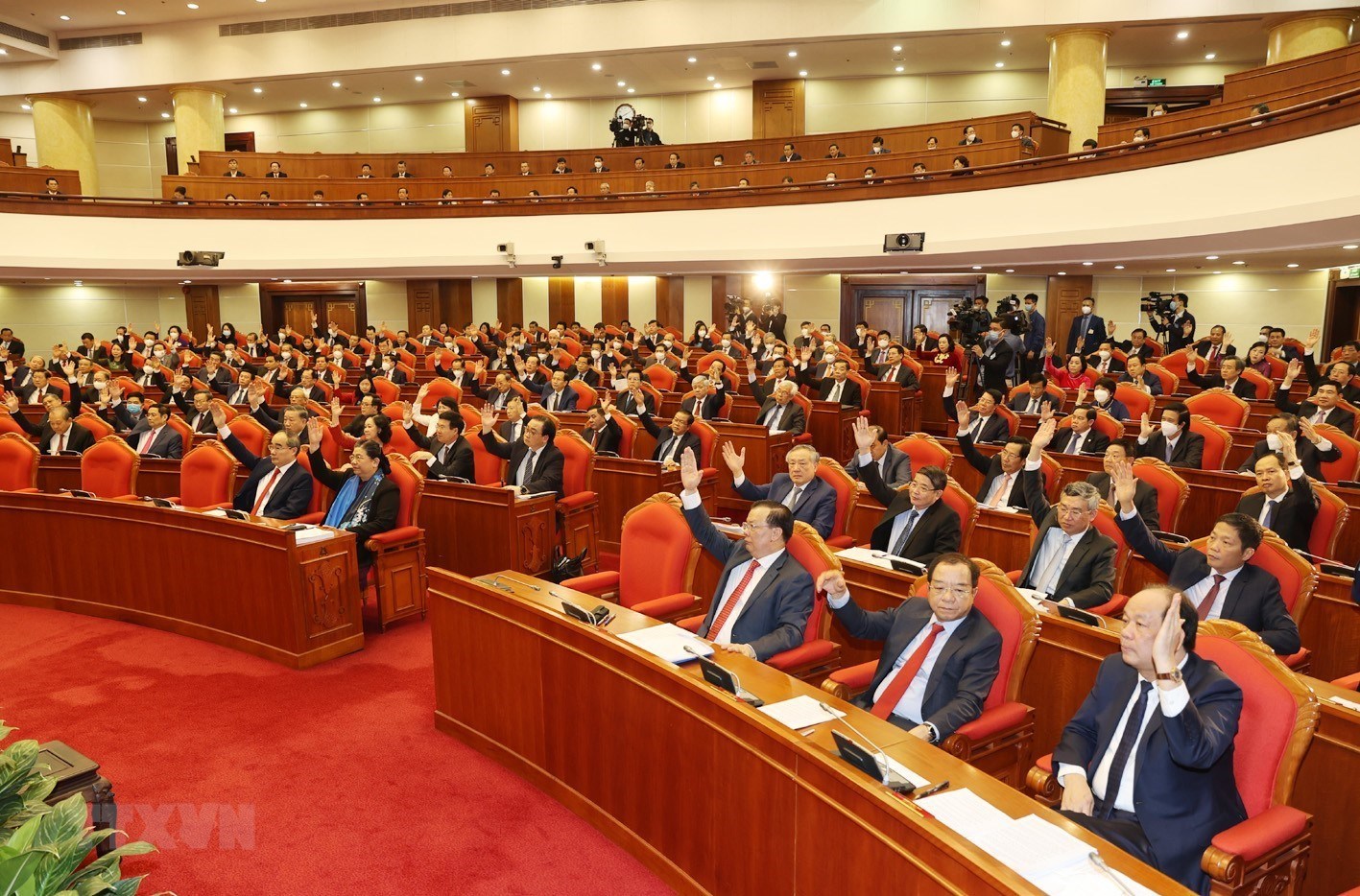 Các đồng chí lãnh đạo Đảng, Nhà nước và các đại biểu biểu quyết thông qua chương trình Hội nghị. 