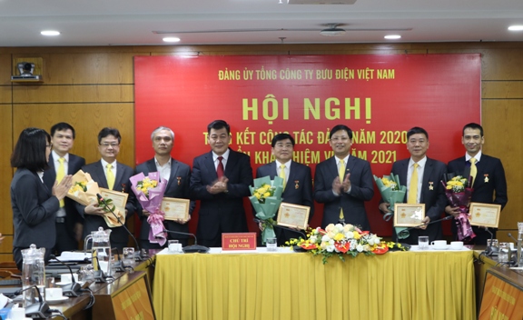 Đảng ủy Khối Doanh nghiệp Trung ương trao Kỷ niệm chương vì sự nghiệp kiểm tra của Đảng cho các đồng chí thuộc Đảng bộ Tổng công ty Bưu điện Việt Nam.