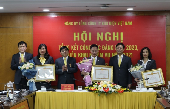Đảng ủy Tổng công ty Bưu điện Việt Nam trao tặng Giấy khen cho đảng viên hoàn thành xuất sắc nhiệm vụ 5 năm (2016 - 2020).