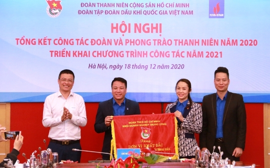 Đồng chí Nguyễn Văn Quyết - Phó Bí thư Đoàn Khối DNTW trao Cờ Thi đua cho Đoàn Thanh niên Tập đoàn Dầu khí Quốc gia Việt Nam.