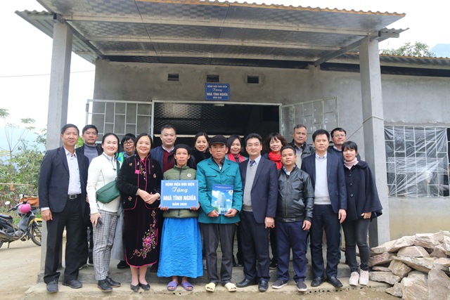 Đoàn công tác của Bệnh viện Bưu điện trao tặng nhà tình nghĩa cho gia đình ông  Nguyễn Văn Thương ở Thôn Làng Khác B, xã Du Già.