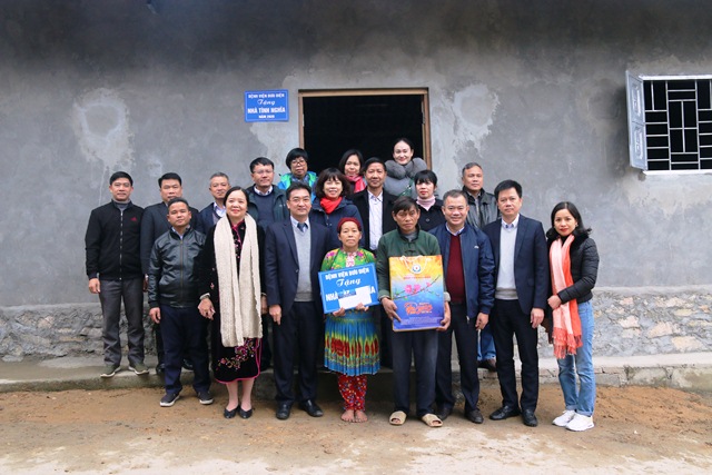 Đoàn công tác của Bệnh viện Bưu điện và đại diện VNPT Hà Giang trao tặng nhà tình nghĩa cho gia đình ông Ly Nhè Lùng (thôn Giàng Trù C – xã Du Già – huyện Yên Minh – tỉnh Hà Giang).