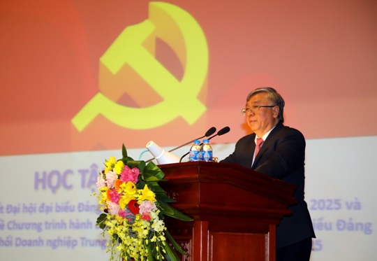 đồng chí Trần Xuân Hoàng - Phó Bí thư thường trực Đảng ủy, Ủy viên HĐQT BIDV truyền đạt Nghị quyết Đại hội đại biểu Đảng bộ BIDV lần thứ XIV, nhiệm kỳ 2020-2025.