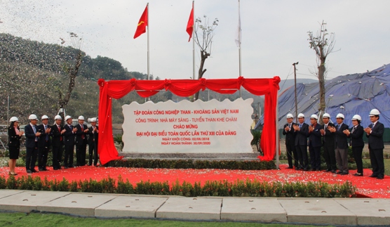 Gắn biển công trình chào mừng Đại hội Đảng toàn quốc lần thứ XIII cho Nhà máy sàng - tuyển than Khe Chàm.
