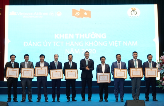 Các tổ chức đảng trực thuộc nhận Giấy khen của Đảng ủy Tổng công ty Hàng không Việt Nam.