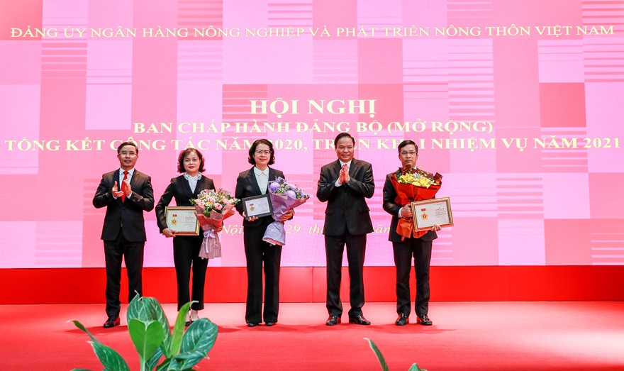 Phó Bí thư Đảng ủy Khối Doanh nghiệp Trung ương Lê Văn Châu trao tặng Kỷ niệm chương vì sự nghiệp Tuyên giáo; Kỷ niệm chương vì sự nghiệp Dân vận