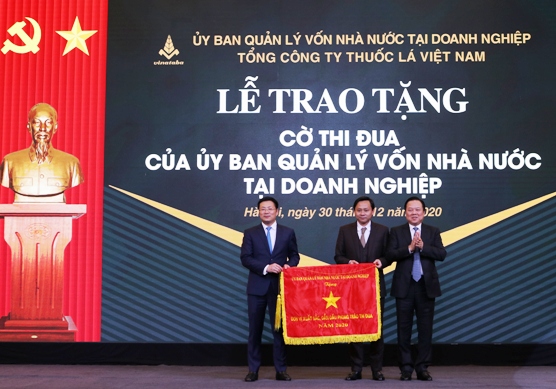 Đồng chí Nguyễn Hoàng Anh - Ủy viên BCH Trung ương Đảng, Chủ tịch Ủy ban Quản lý vốn Nhà nước tại doanh nghiệp trao tặng Bằng khen của Thủ tướng Chính phủ cho Tập đoàn CN Than - Khoáng sản Việt Nam.