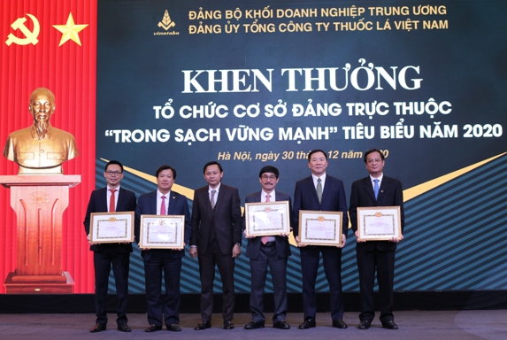 Đảng ủy Tổng công ty Thuốc lá Việt Nam tặng Giấy khen cho các tổ chức Đảng