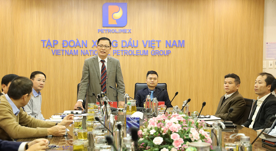 Đồng chí Chu Đình Động - Ủy viên BTV, Trưởng ban Dân vận Đảng ủy Khối DNTW trực tiếp truyền đạt Nghị quyết Đại hội Đảng ủy Khối.