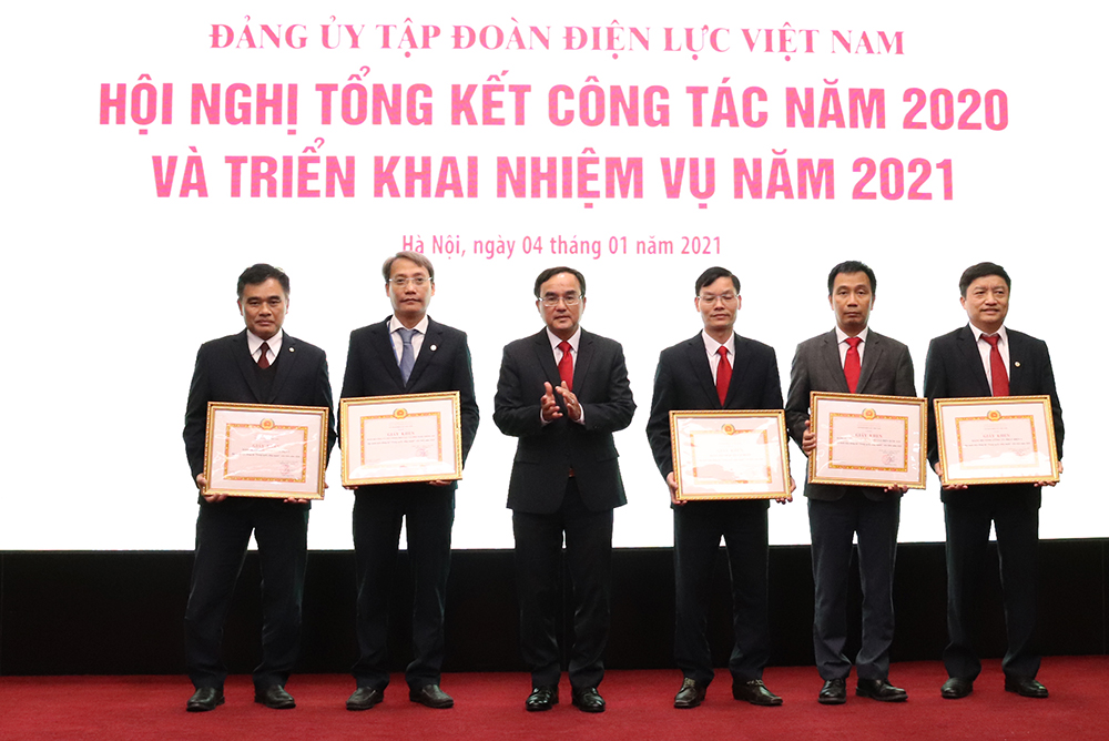 Bí thư Đảng ủy, Chủ tịch HĐTV Tập đoàn Điện lực Việt Nam Dương Quang Thành trao Giấy khen cho các tổ chức đảng trực thuộc có thành tích xuất sắc năm 2020.