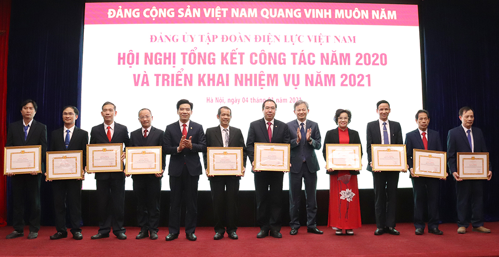Lãnh đạo Đảng ủy EVN trao Giấy khen của Đảng ủy EVN cho các cá nhân hoàn thành xuất sắc nhiệm vụ 5 năm liên tiếp (giai đoạn 2016 - 2020).