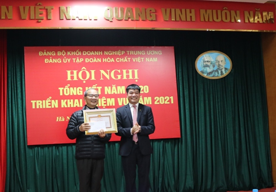 Cá nhân hoàn thành xuất sắc nhiệm vụ 5 năm liên tiếp (giai đoạn 2016 - 2020) vinh dự nhận Giấy khen của Đảng ủy Tập đoàn Công nghiệp Hóa chất Việt Nam trao tặng.
