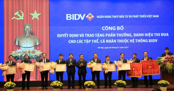 Trao tặng phần thưởng, danh hiệu thi đua cho các tập thể, cá nhân thuộc hệ thống BIDV.