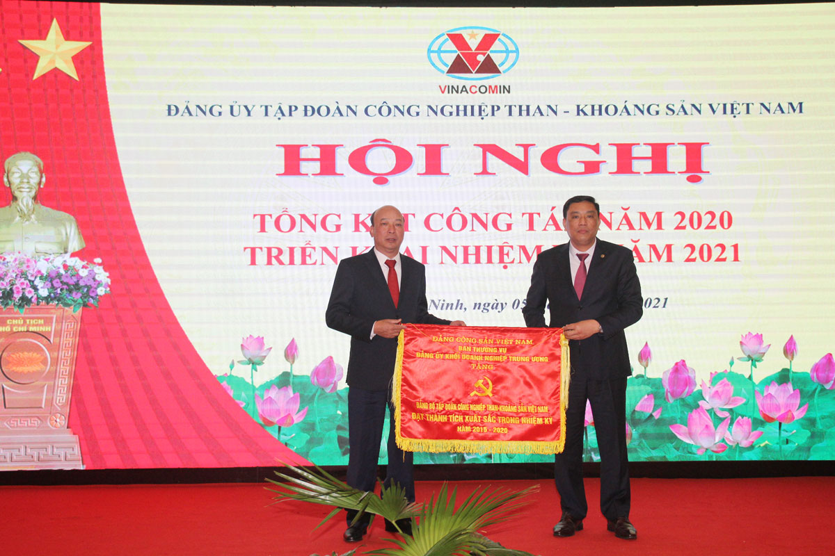 Đảng bộ TKV được Đảng bộ Khối Doanh nghiệp TW tặng Cờ “Đảng bộ đạt thành tích xuất sắc trong nhiệm kỳ 2015-2020”.