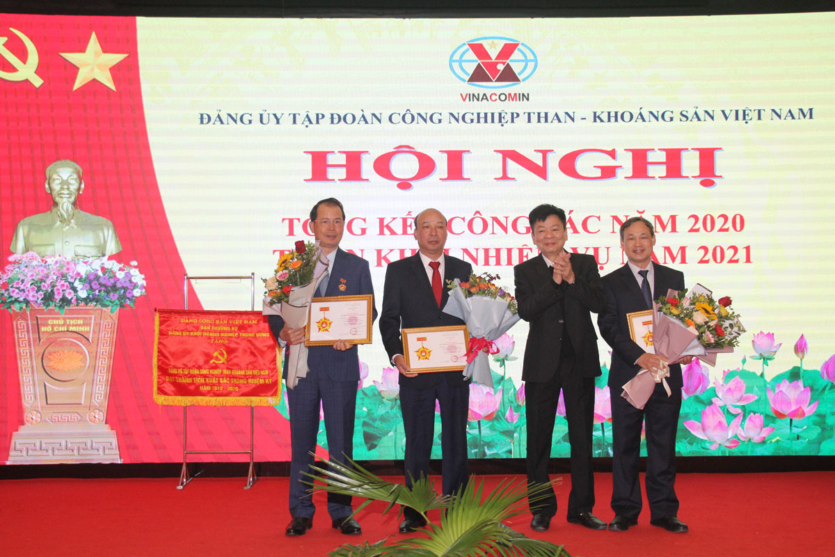 Các đồng chí lãnh đạo Tập đoàn được tặng Kỷ niệm chương Vì sự nghiệp công tác tổ chức của Đảng.