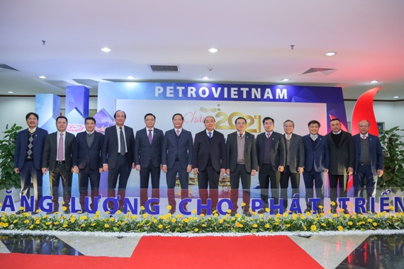 Thủ tướng Nguyễn Xuân Phúc và lãnh đạo các Bộ, Ngành, Đảng ủy Khối Doanh nghiệp Trung ương chụp ảnh lưu niệm cùng lãnh đạo Petrovietnam.