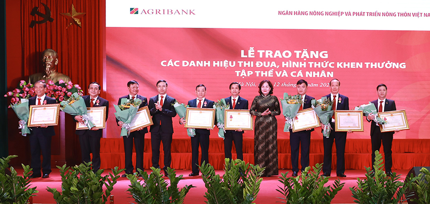 Thống đốc NHNN trao các danh hiệu của Nhà nước dành cho tập thể, cá nhân thuộc hệ thống Agribank.
