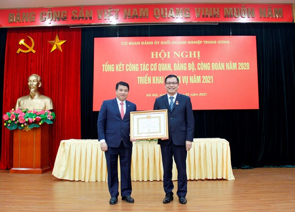 Đồng chí Chu Đình Động, Ủy viên BTV, Trưởng Ban Dân vận Đảng ủy Khối nhận Huy hiệu 30 năm tuổi Đảng.