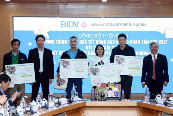 BIDV vinh danh các đội và vận động viên đạt thành tích cao trong giải chạy Tết ấm cho người nghèo.
