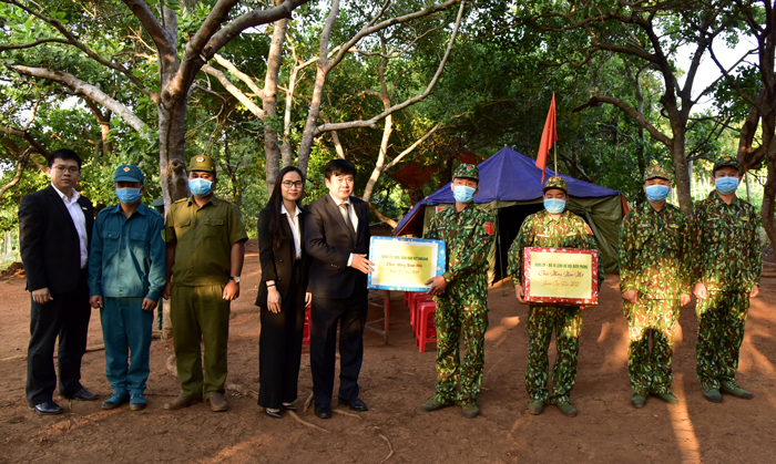 Đại diện VietinBank trao tặng quà điểm chốt phòng, chống dịch COVID-19 đồn Biên phòng Ia Nan, huyện Đức Cơ, Gia Lai.