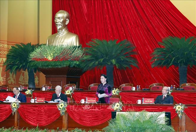 Ủy viên Bộ Chính trị, Chủ tịch Quốc hội Nguyễn Thị Kim Ngân giới thiệu danh sách Đoàn Chủ tịch, Đoàn Thư ký, Ban Thẩm tra tư cách đại biểu để đề nghị Đại hội thông qua. 