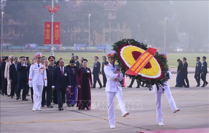 Các đồng chí lãnh đạo Đảng, Nhà nước cùng đại biểu dự Đại hội XIII của Đảng đặt vòng hoa và vào Lăng viếng Chủ tịch Hồ Chí Minh.