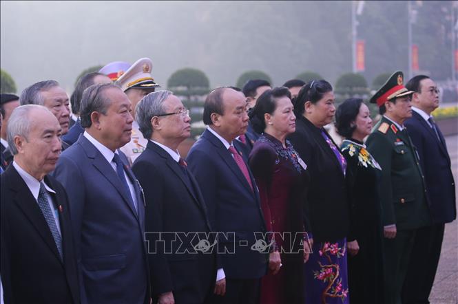 Các đồng chí lãnh đạo Đảng, Nhà nước cùng đại biểu dự Đại hội XIII của Đảng đặt vòng hoa và vào Lăng viếng Chủ tịch Hồ Chí Minh.