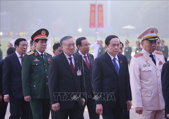 Các đồng chí lãnh đạo Đảng, Nhà nước cùng đại biểu dự Đại hội XIII của Đảng đặt vòng hoa và vào Lăng viếng Chủ tịch Hồ Chí Minh. 