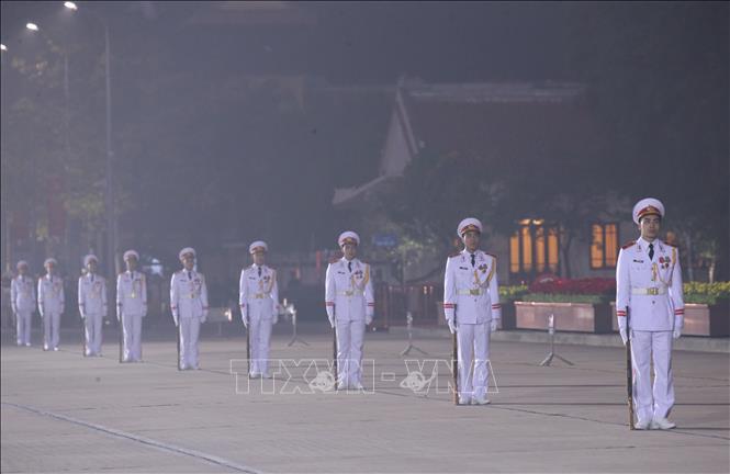Đội nghi lễ triển khai đội hình trên quảng trường Ba Đình, sáng sớm 25/1. 