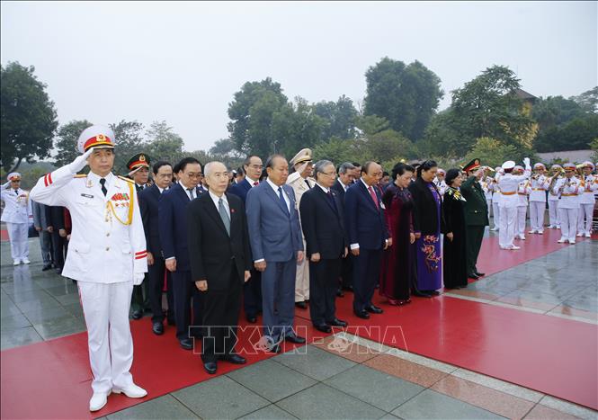 Các đồng chí lãnh đạo Đảng, Nhà nước cùng đại biểu dự Đại hội XIII của Đảng đặt vòng hoa và dâng hương tại Đài tưởng niệm các Anh hùng liệt sĩ trên đường Bắc Sơn, Hà Nội. 