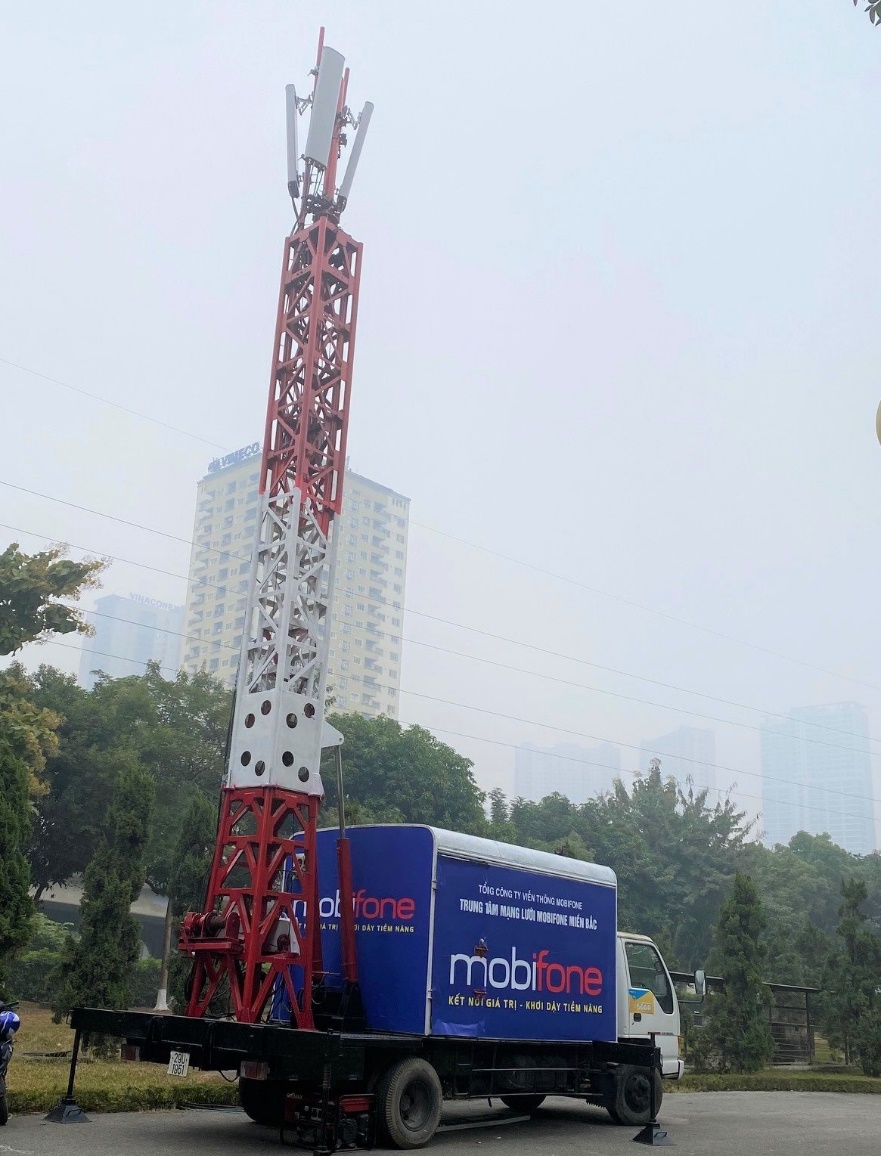 Xe phát sóng lưu động mobicar của MobiFone trong khuôn viên Trung tâm Hội nghị Quốc gia