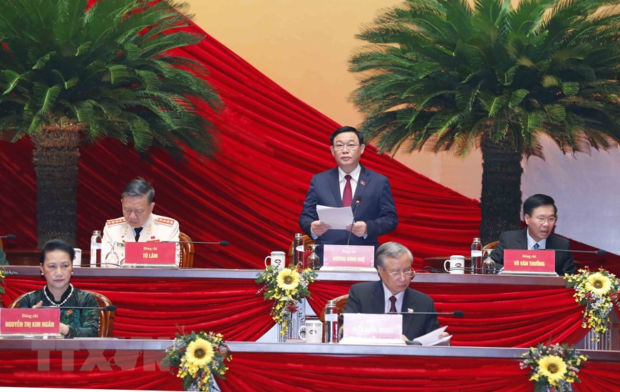 Đồng chí Vương Đình Huệ, Ủy viên Bộ Chính trị, Bí thư Thành ủy Hà Nội thay mặt Đoàn Chủ tịch điều hành phiên họp sáng ngày 28/1.
