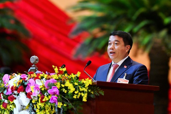 Bí thư Đảng ủy Khối Doanh nghiệp Trung ương Y Thanh Hà Niê Kđăm phát biểu tham luận tại Đại hội.