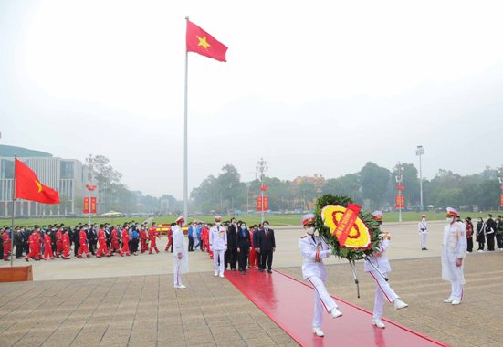Đoàn dâng hoa và vào Lăng viếng Chủ tịch Hồ Chí Minh.